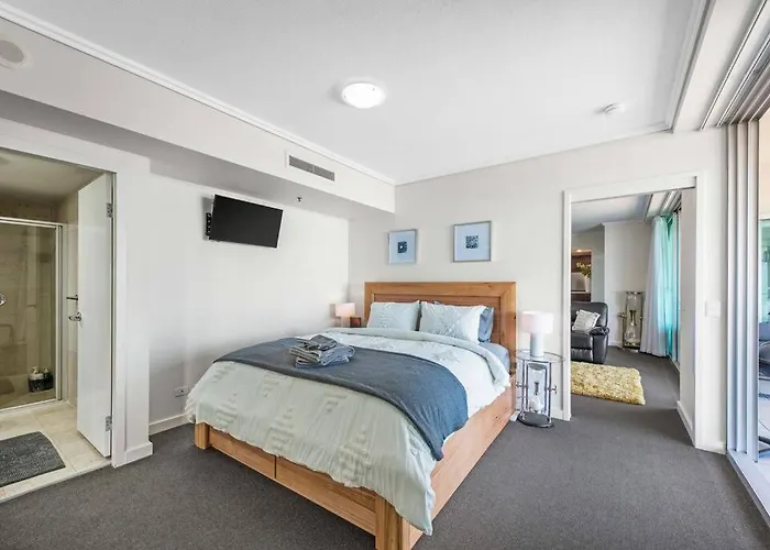 Dress Circle! 2Bed/2Bath/1Car/Amazing Views ~ Cbd