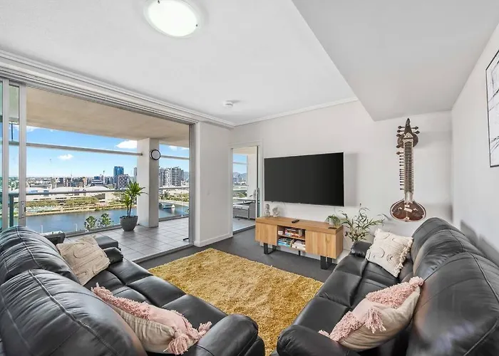 Dress Circle! 2Bed/2Bath/1Car/Amazing Views ~ Cbd