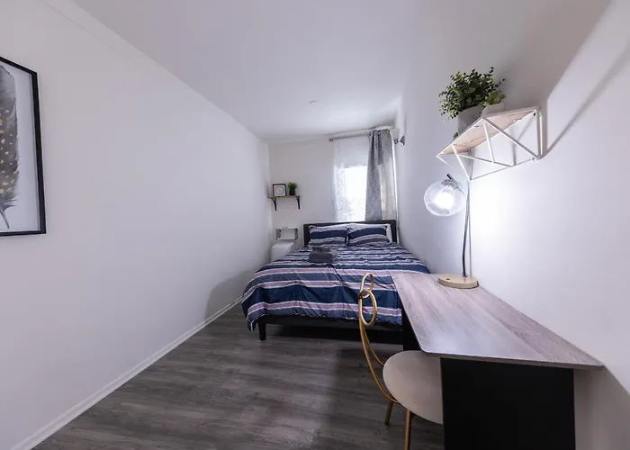 8 Beds Home With 4 Car Parking Space - Near Dtlb