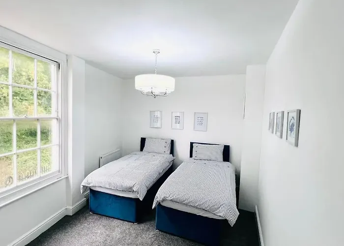 Flat 4 Marine Parade House, 1 East Cliff- Next To Dover Port, White Cliffs, Beach, Castle