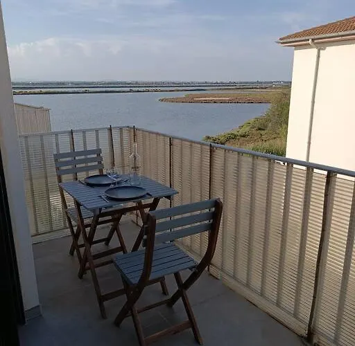 Grand studio avec balcon en bord de mer