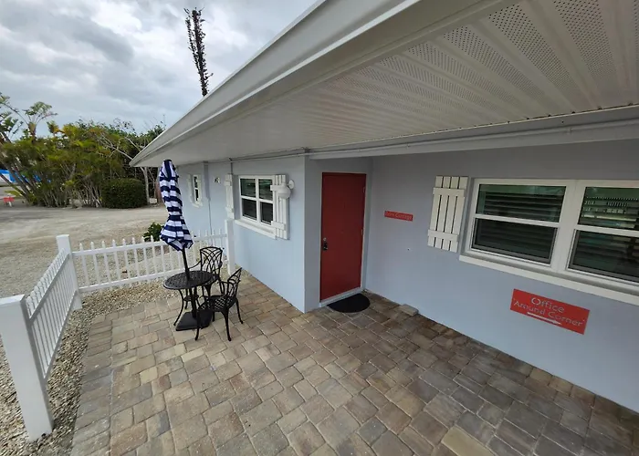 Sunshine Island Inn - Adults Only