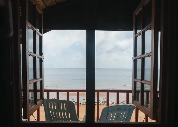 Beachfront Hut Upstairs Astra - Beach Shack Chalet