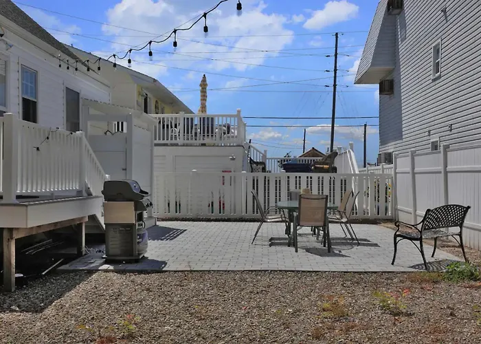 Island Time- Beautifully Renovated Bay View Home