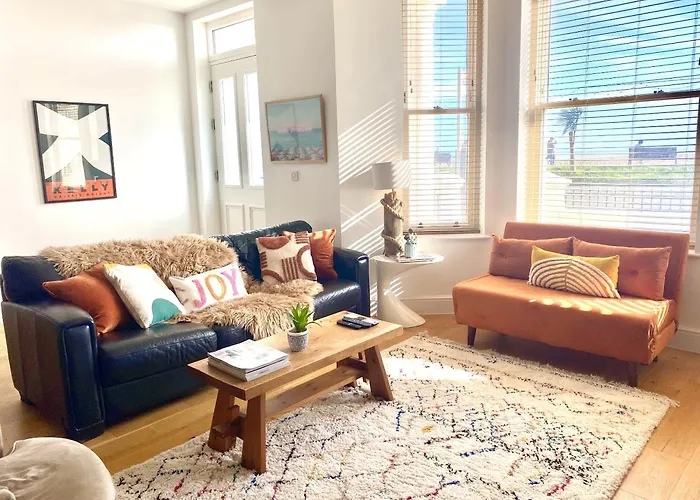 Stunning 2 Bed Apartment Sea Views And Parking
