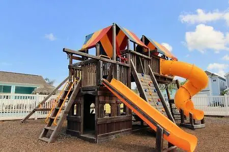 Crane'S Landing At Pirates Bay