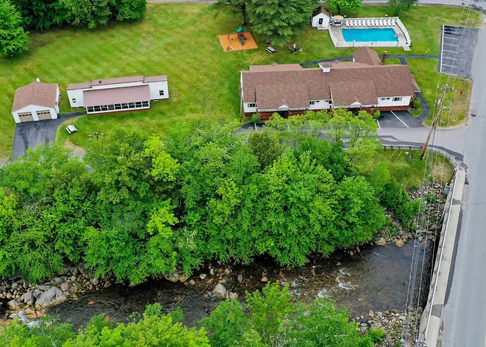 Cute Riverfront Cabin In Great Location W/ Shared Pool, Kitchenette, & Free Wifi