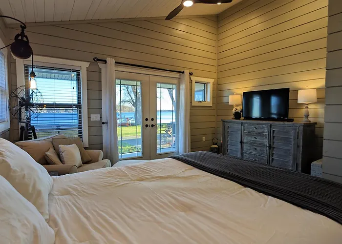 Modern Lakefront Retreat Near Brooklyn And Jackson Michigan