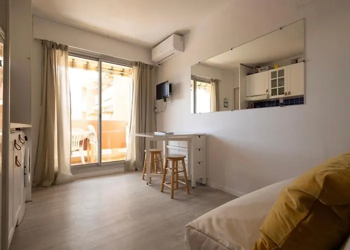 Studio cabine Les Rives de la Favière piscine et tennis les pieds dans l'eau