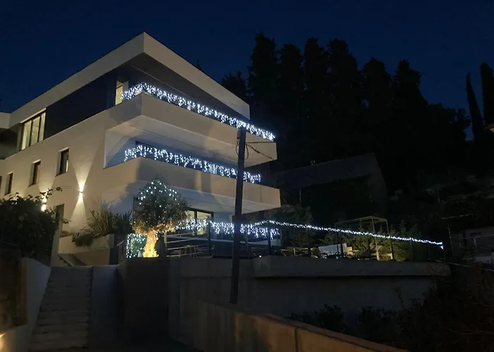 Aparthotel Villa V With Heated Pool, Parking And Breakfast