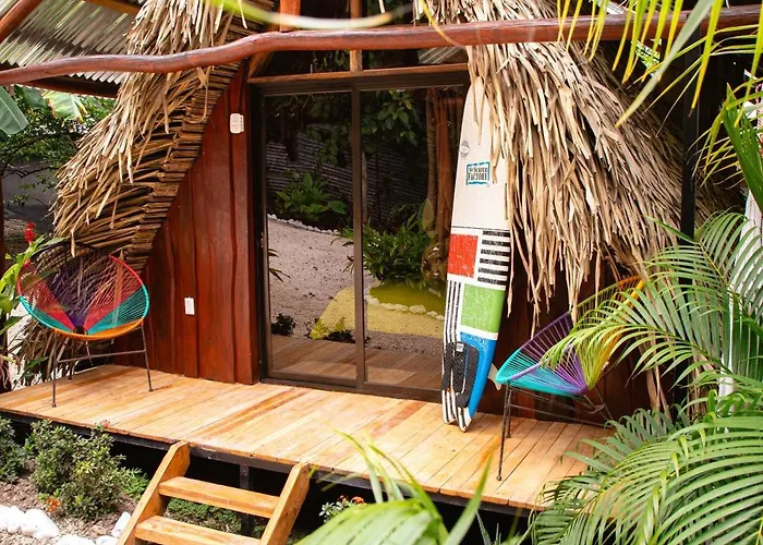 El Gato Rojas Surf Hostel