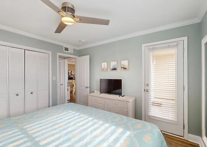 Pelican'S Penthouse: Snowbird Friendly Top-Floor Condo With Ocean View Balcony