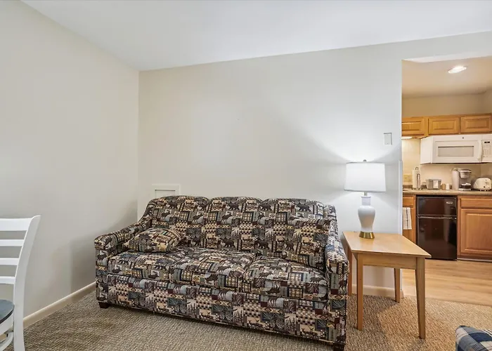 107 Cedarbrook Queen Studio