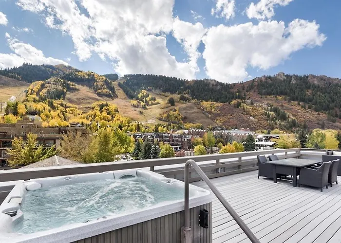 Independence Square 211, Chic Hotel Room With Mountain Views, A/C, & Rooftop Hot Tub