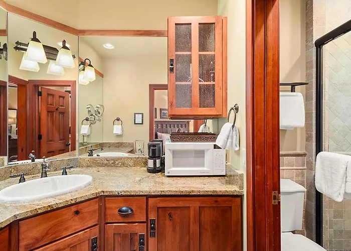 Independence Square 308, Top Floor Hotel Room With Ideal Downtown Location