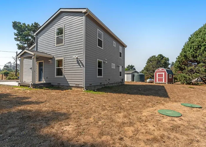 New Home- Minutes From Beach Foosball & Yard