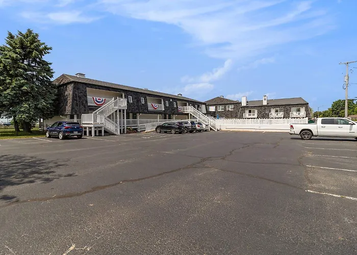 Snyders Shoreline Inn