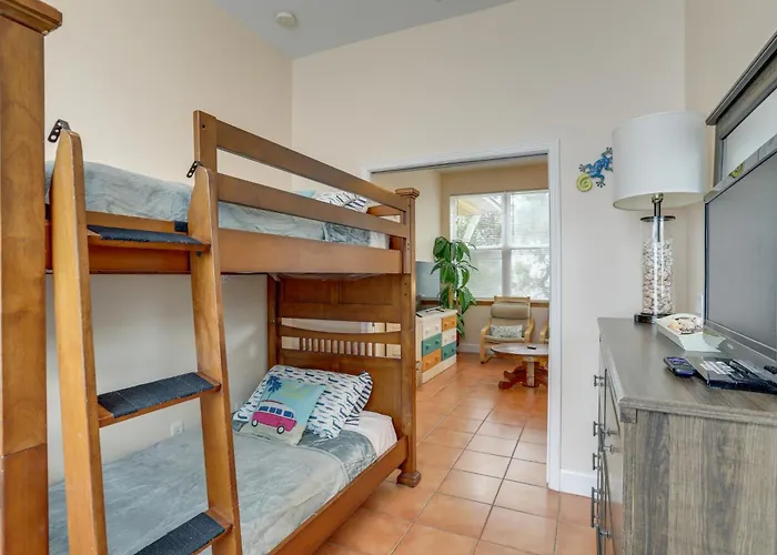 Steps To Beach, Outdoor Perks! Indian Rocks Condo