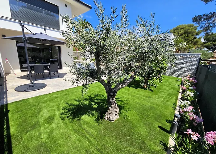ETOILE DU BERGER Saint Aygulf 3 Villas et 4 appartements jardin individuel et piscine chauffée en saison - la mer et les plages 450 m