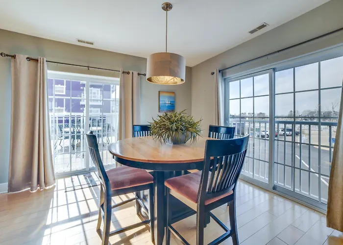 Idyllic New Buffalo Condo: Walk To Beach & Shops!