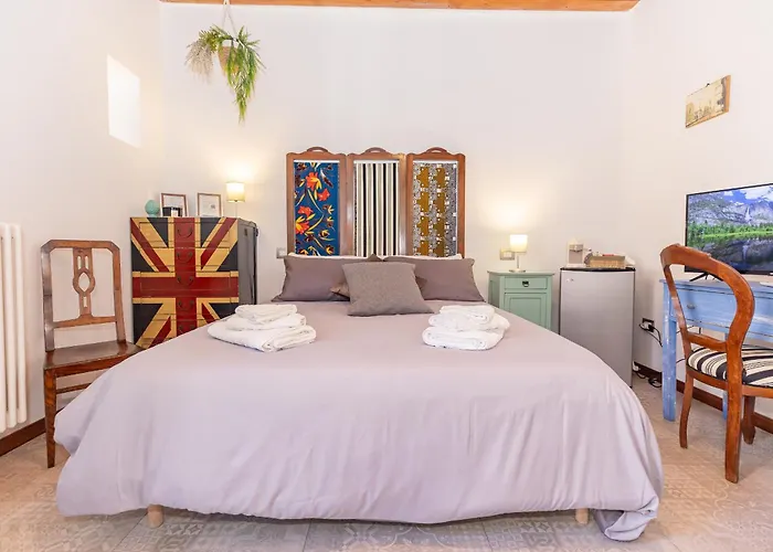 CENTRO STORICO Redmood House a 5 min dal Mare, Aria Condizionata, Wi-Fi e Netflix