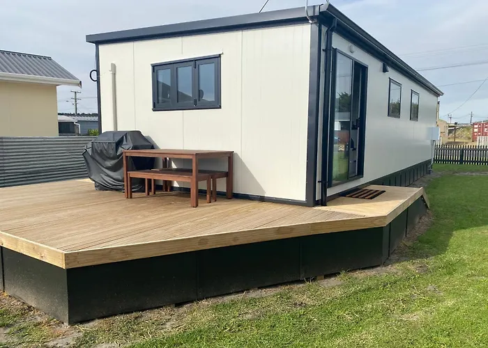 Cute Little Foxton Beach Bach