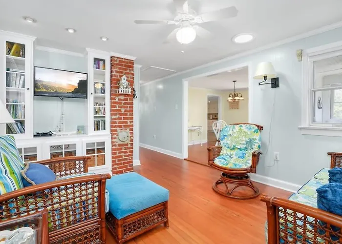 Pet-Friendly Creekside Cottage W Backyard