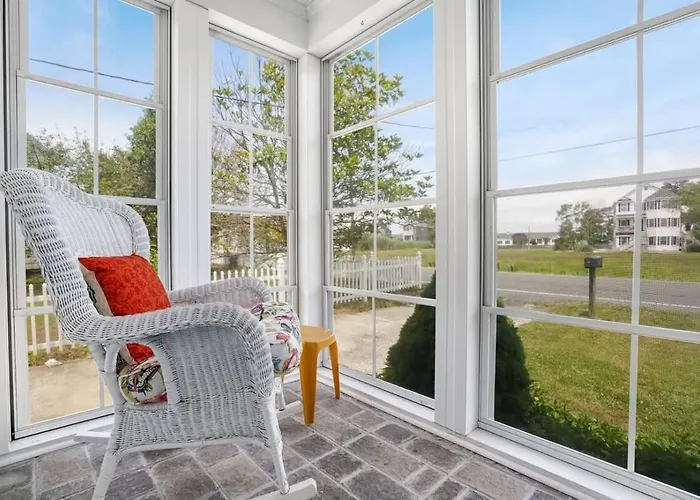 Pet-Friendly Creekside Cottage W Backyard