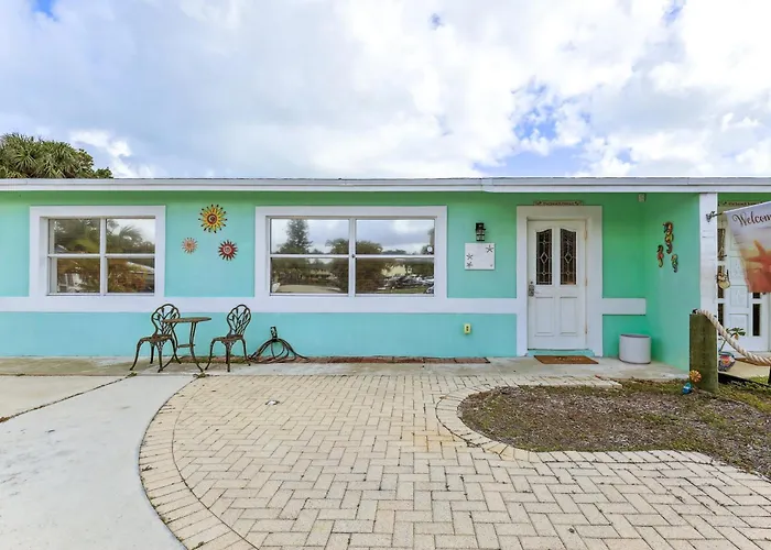 Jensen Beach Home: Walk To Beach Access!