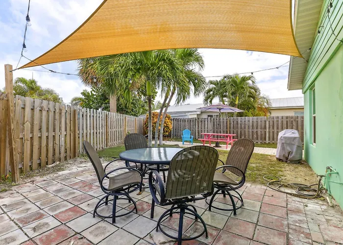 Jensen Beach Home: Walk To Beach Access!