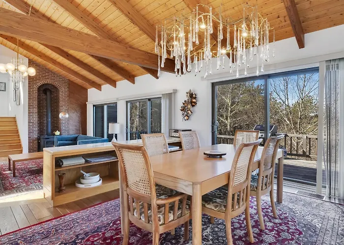 Stylistic Home And Easy Walk To The Beach