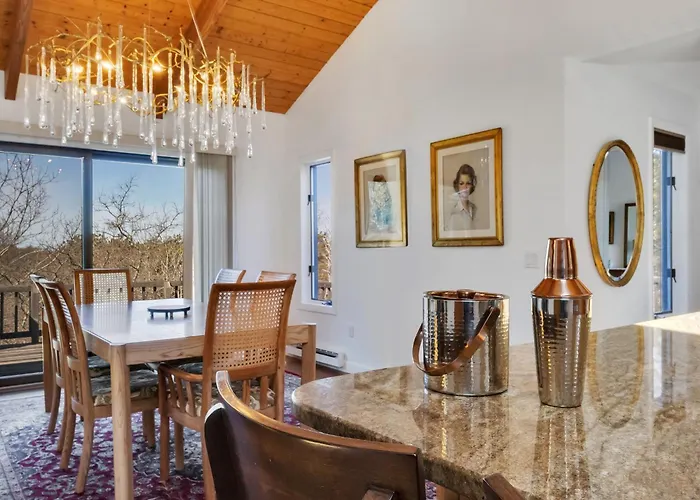 Stylistic Home And Easy Walk To The Beach