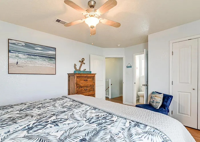 Walk To Shore & Eats: Surfside Beach House