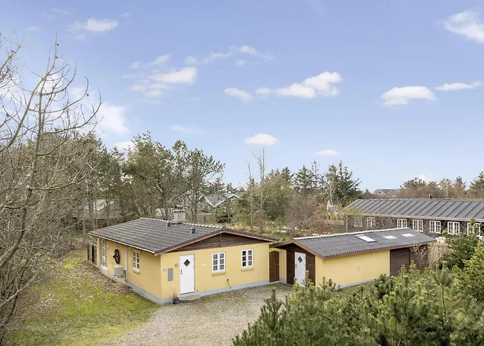 Beautiful Home In Blavand With Wifi