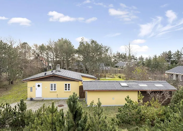 Beautiful Home In Blavand With Wifi