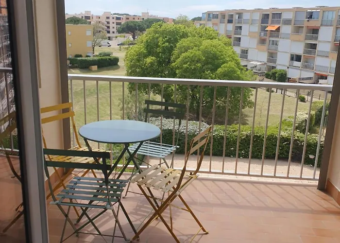 LES TERRASSES DE LA BARONNIE Appartement climatisé avec 1 chambre et piscine ouverte de fin Mai à mi Septembre Parking securisé avec accroches vélo disponible sans supplement