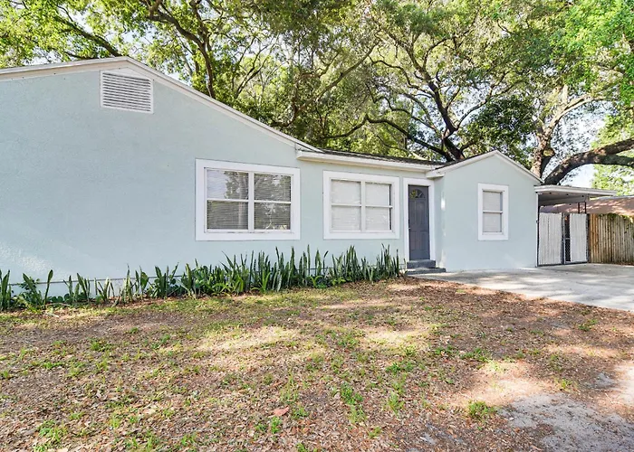 Walk To Art District + Beach: Pet-Friendly Getaway