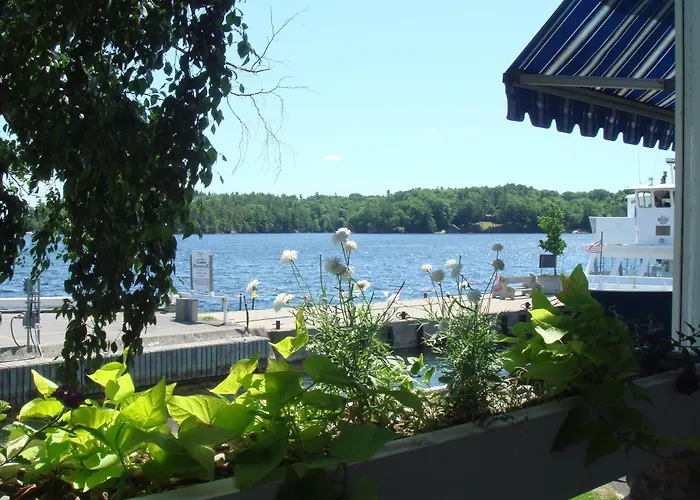 Boathouse Country Inn
