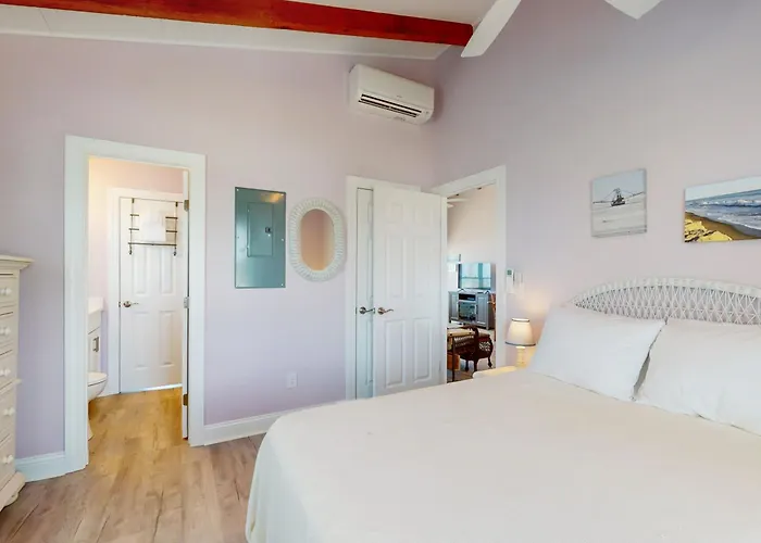 Dog-Friendly Waterfront House With Beach Access & Fireplace - Snowbirds Welcome
