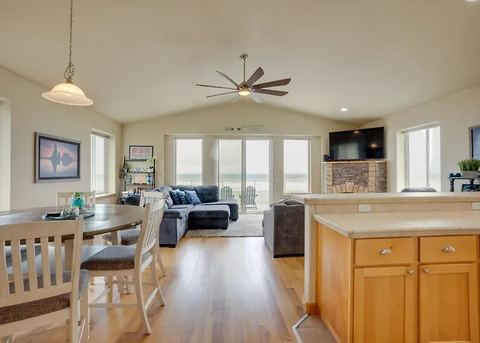 Gold Beach Retreat: Private Hot Tub + Ocean Views!