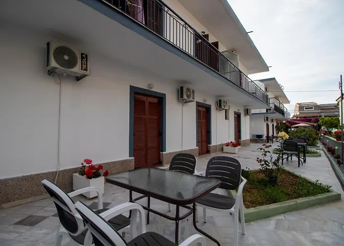 Harry'S Bar & Apartments 1