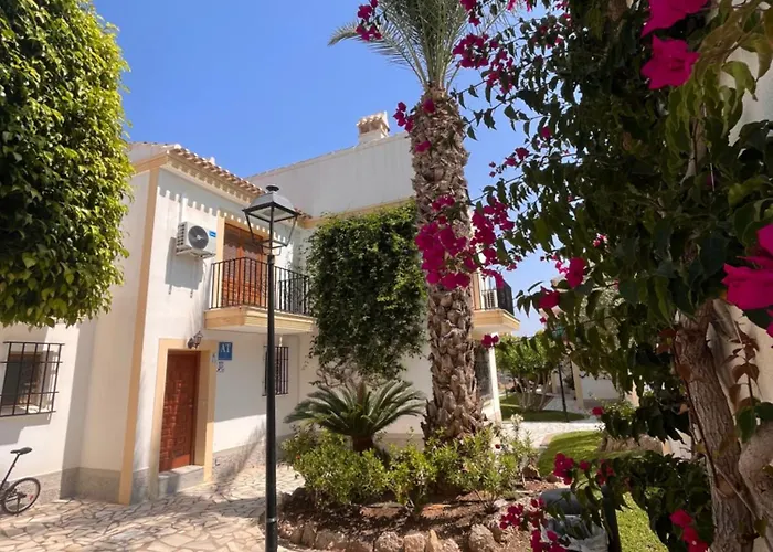 LA CASITA VERDE- cerca de la playa y con piscina abierta todo el año