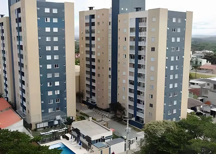 Apto 6º andar, 200m praia, 15min Beto Carrero, 2 quartos, sacada com churrasqueira