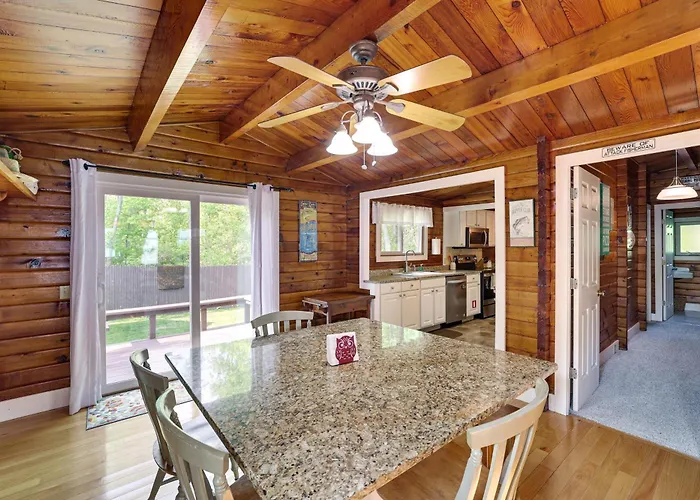 Cozy Lake Champlain Cottage W/ Private Beach!