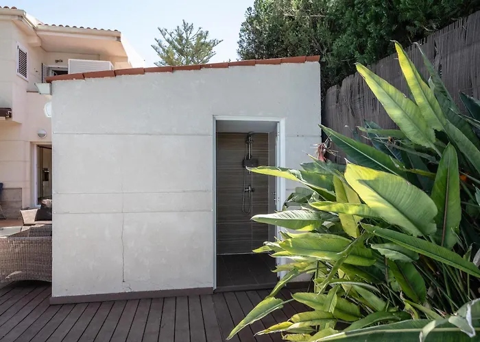 Casa junto al mar con jardín