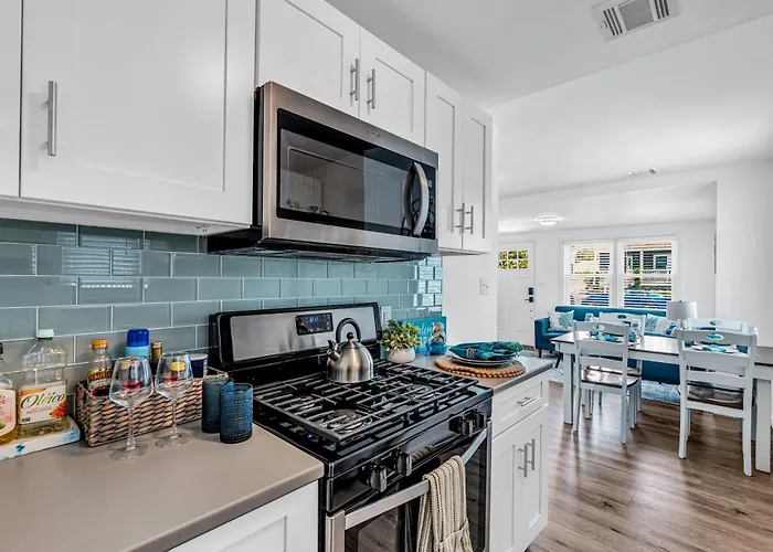 Highly Rated Beach House Blocks To Beach & Main St 6 Badges, Patio, Grill