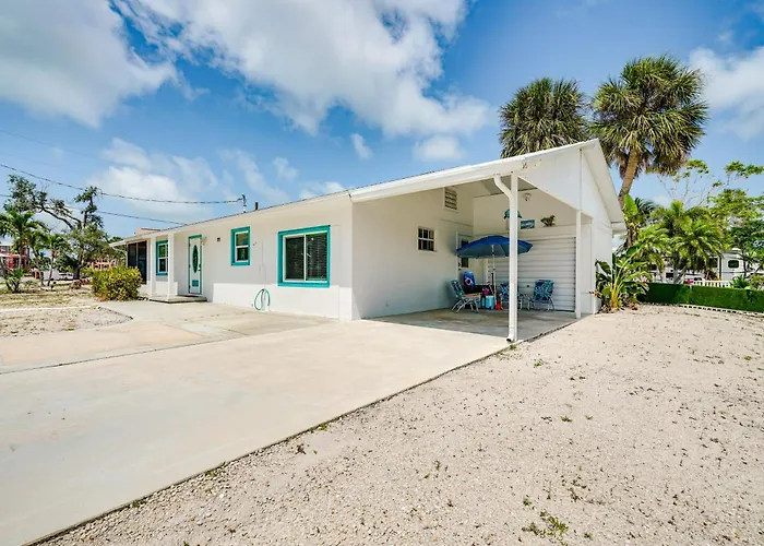 1 Block To Shore: Fort Myers Beach Retreat