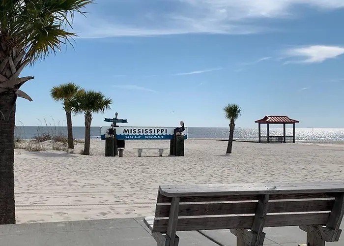 *Chic Beach Cottage Retreat* Near Beach/Downtown