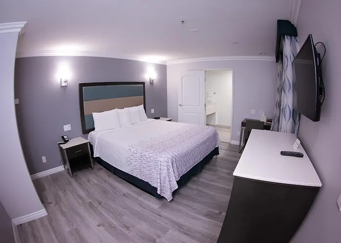 Travelodge Inn & Suites By Wyndham West Covina