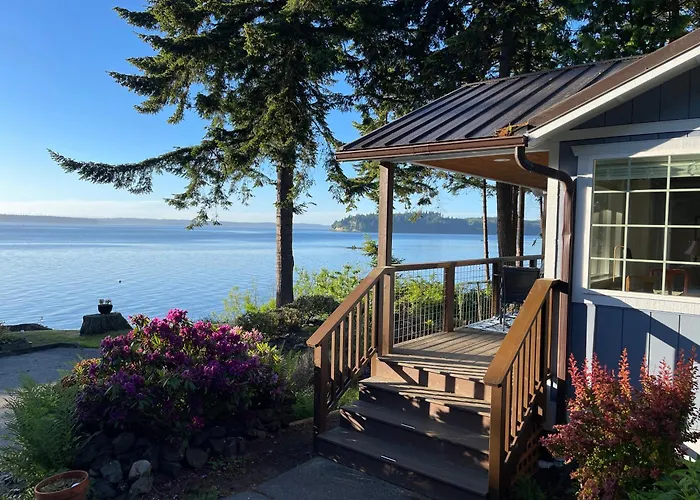 Puget Sound Chic Romantic Cottage With Private Beach Access & Gated Entry